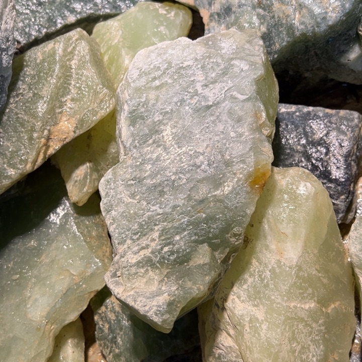 蛇纹石玉未镶嵌珠宝奇石