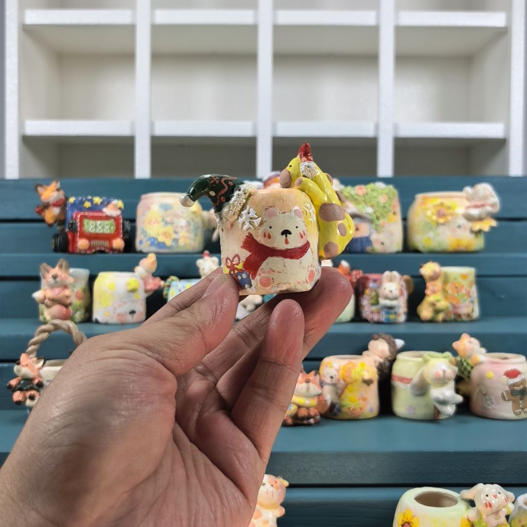 辛****好奇的长颈鹿 手绘多肉花盆