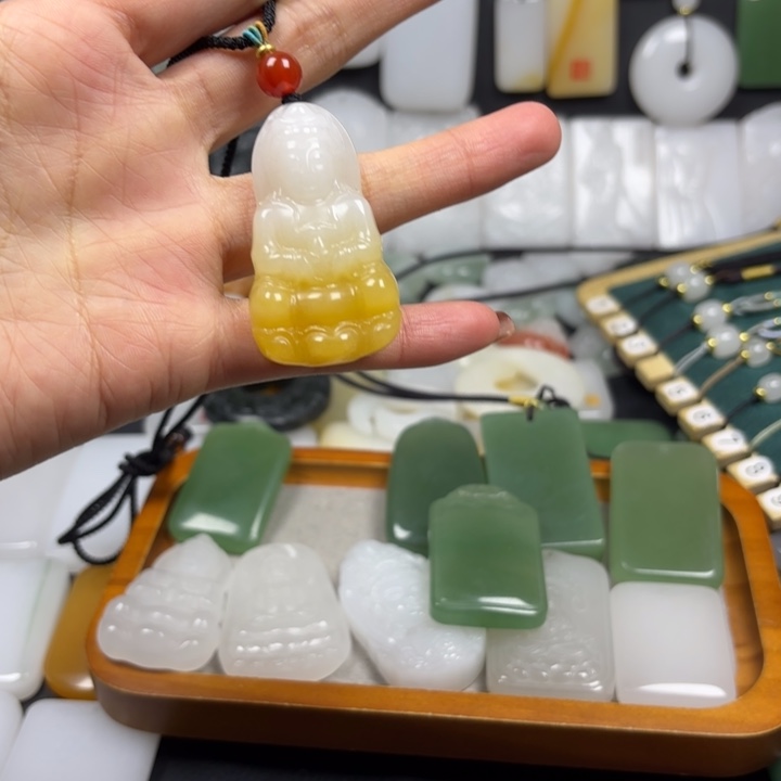 ¥***墨石英质玉（金丝玉）未镶嵌颈饰