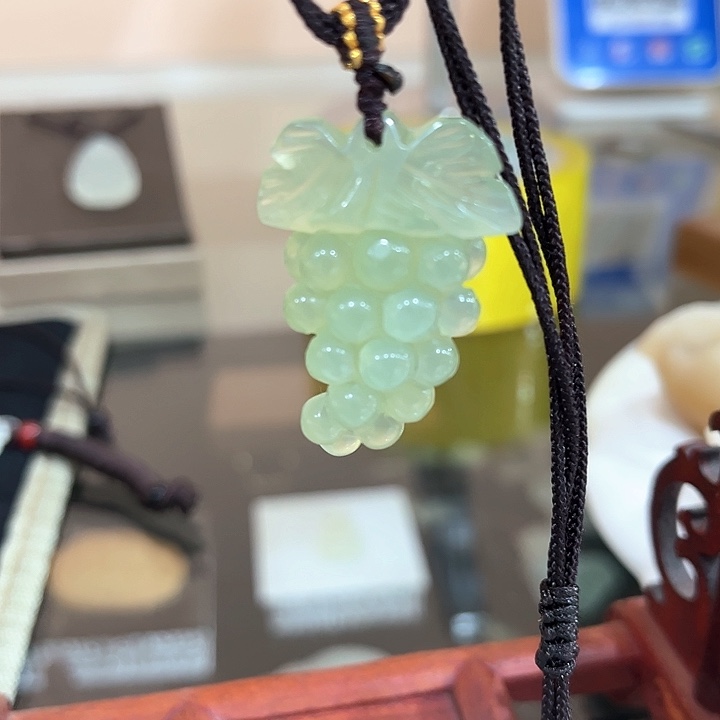 透闪石-蛇纹石玉吊坠未镶嵌