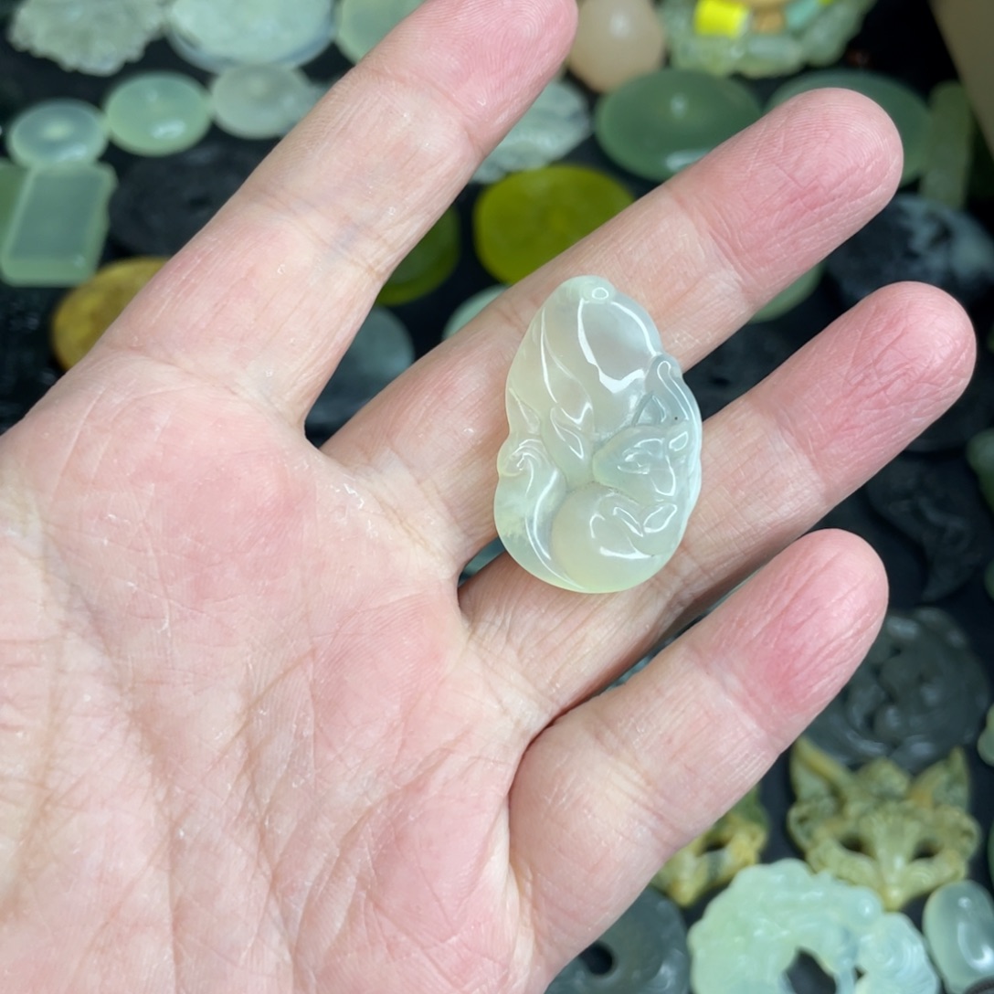 岫玉未镶嵌颈饰狐狸