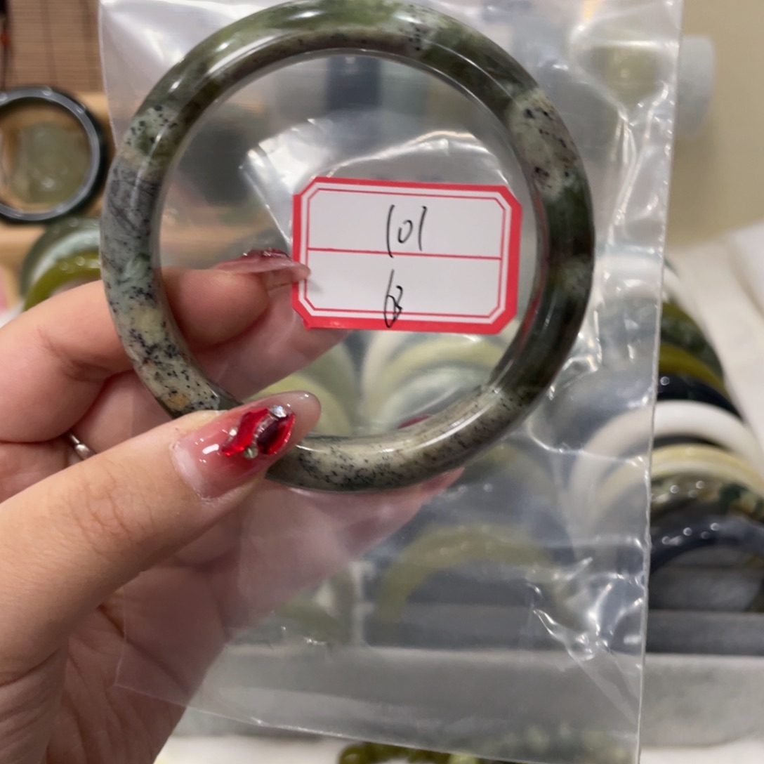 蛇纹石玉手镯未镶嵌