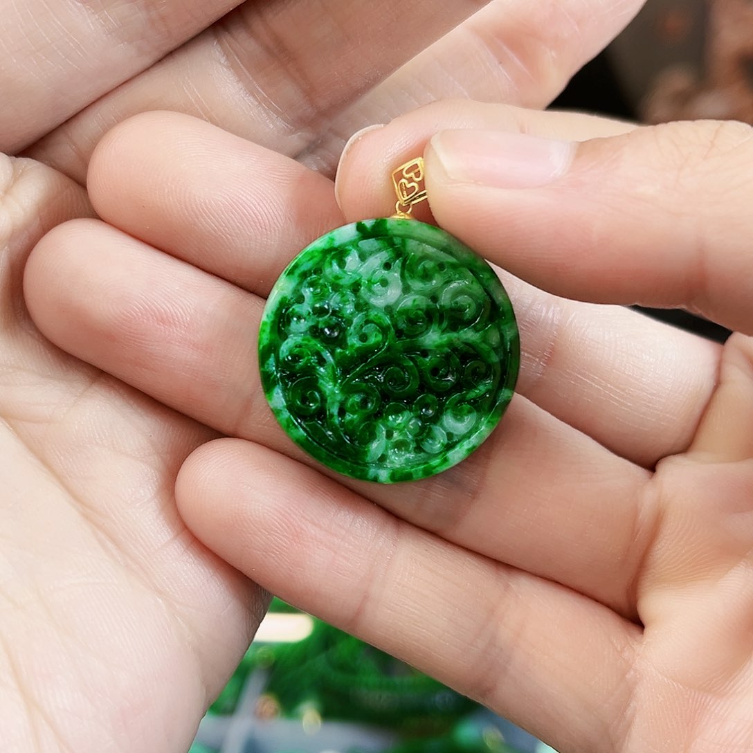 翡翠颈饰18K金镶嵌吊坠多样性