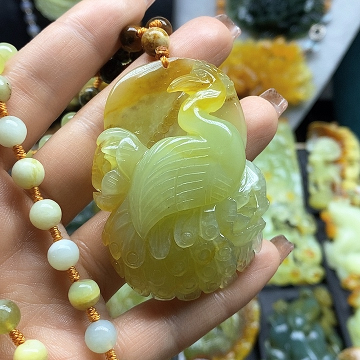 蛇纹石玉挂件未镶嵌