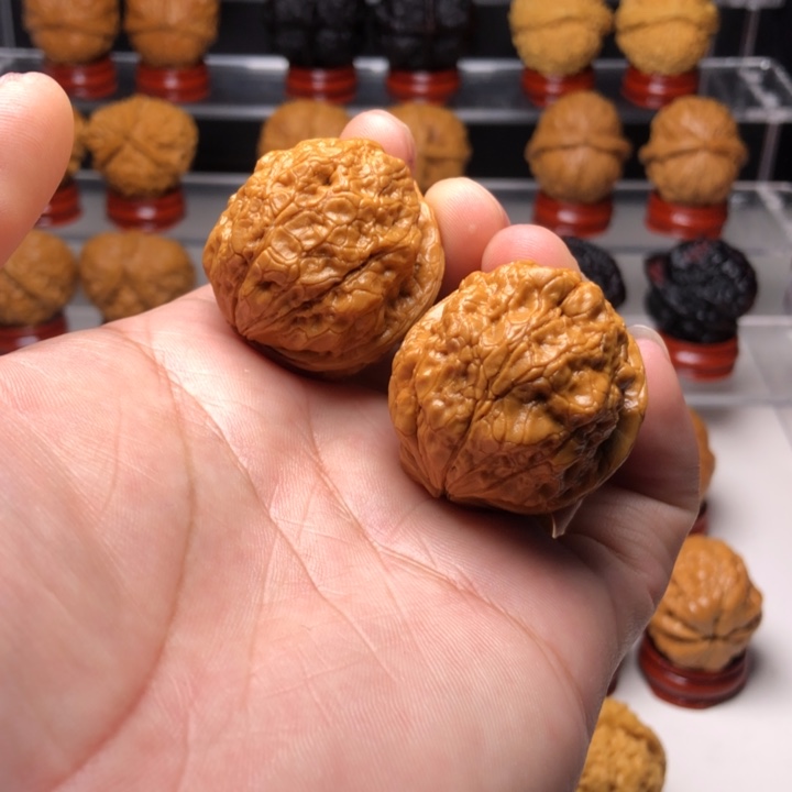 桃核把件4龙鳞舍利