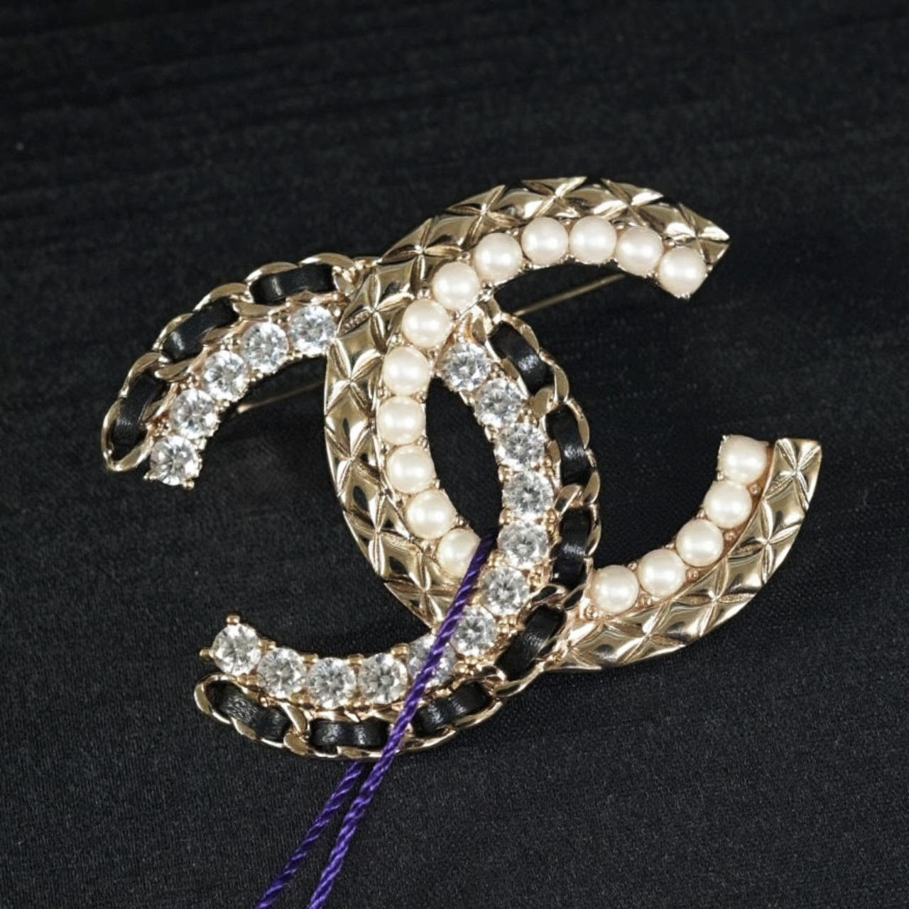 Chanel 闪钻珍珠皮穿双C胸针