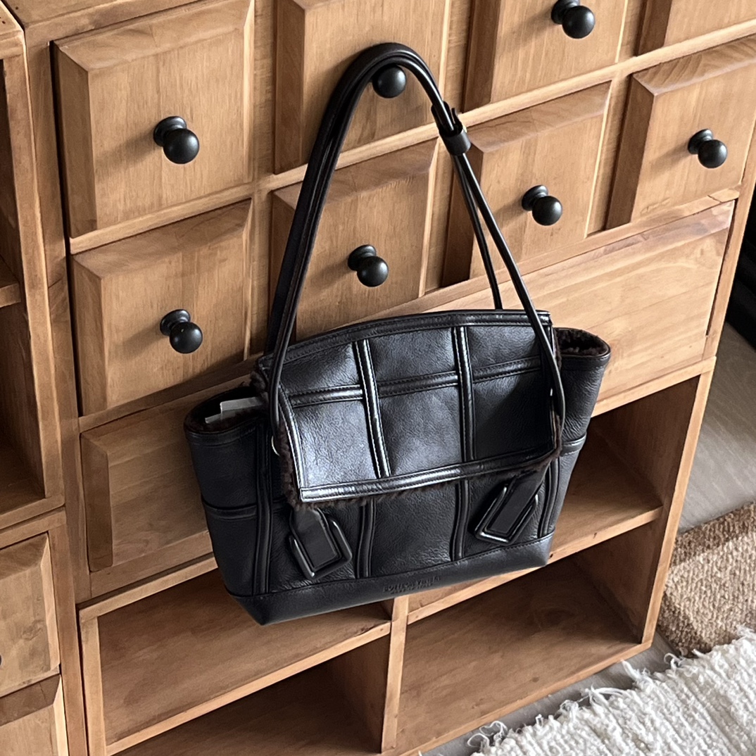 95新 BOTTEGA VENETA/葆蝶家 千禧一代-羊羔毛arco单肩包16046637