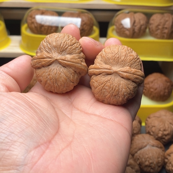 文玩核桃把件给***间元宝