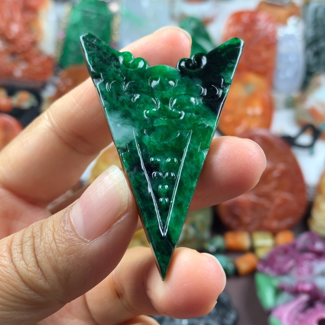 翡翠未镶嵌颈饰挂件