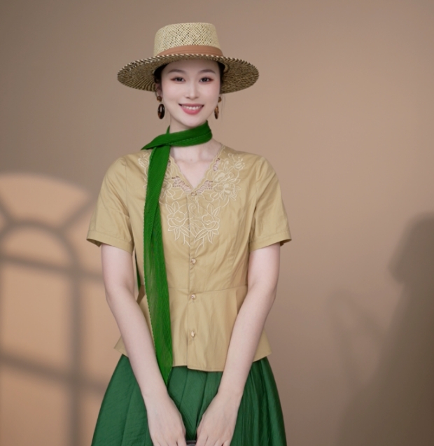 小井定制私服【国色天香】收腰时尚洋气刺绣V领上衣J25Z065