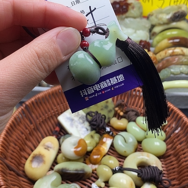 未镶嵌蛇纹石玉颈饰