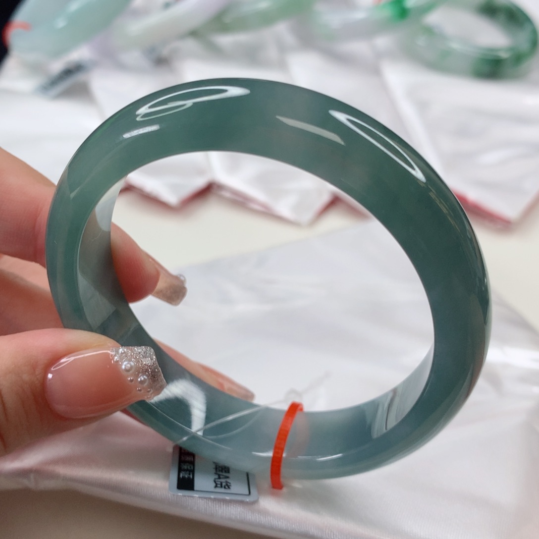 翡翠手镯未镶嵌57圈口