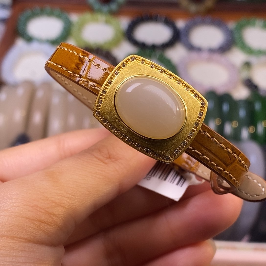 颈饰未镶嵌和田玉浓红粉银蛋面手表