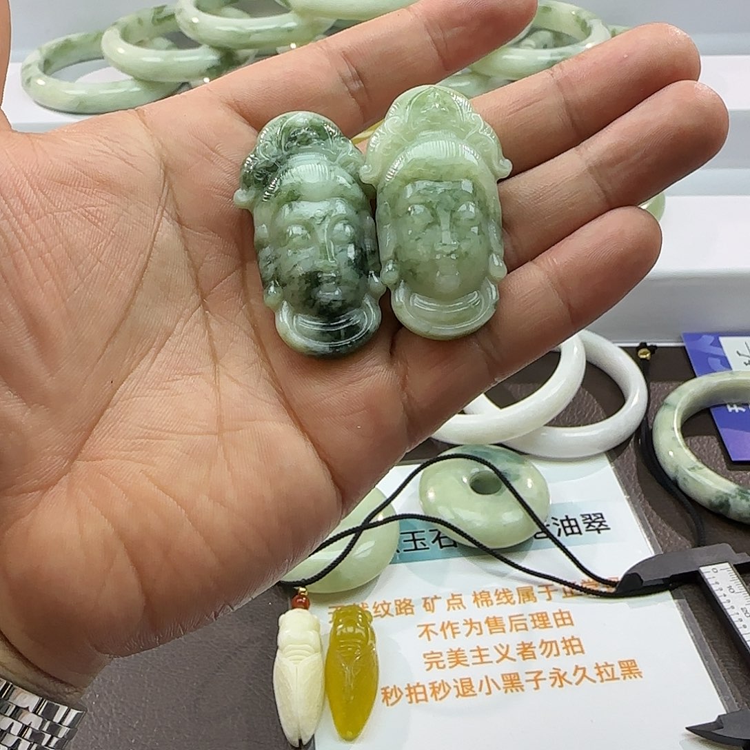 透闪石-蛇纹石玉未镶嵌颈饰