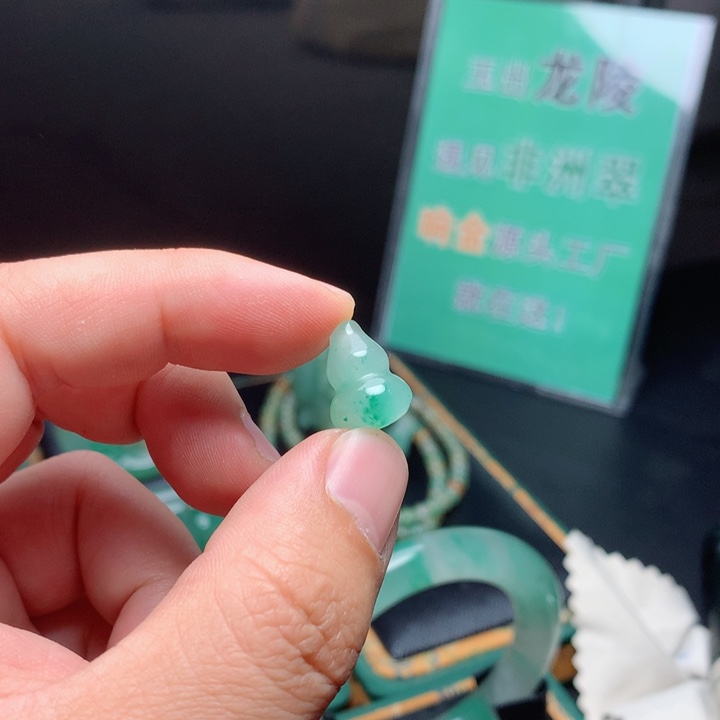 石英质玉未镶嵌颈饰