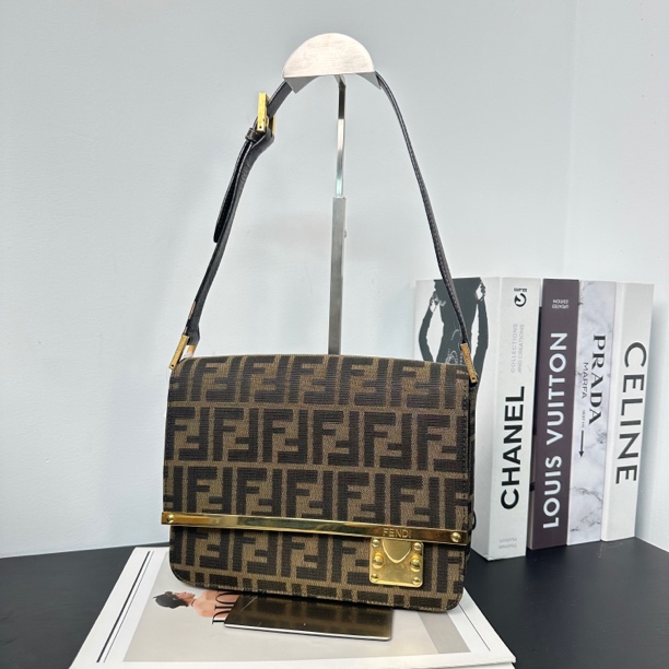 95新 FENDI/芬迪 老花锁头翻盖单肩包sc 
