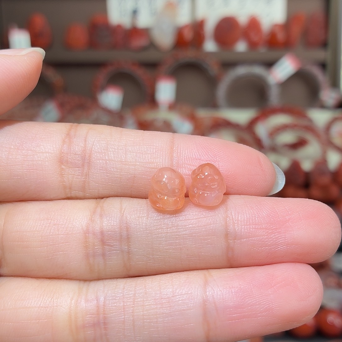 南红玛瑙未镶嵌颈饰爱心兔一对