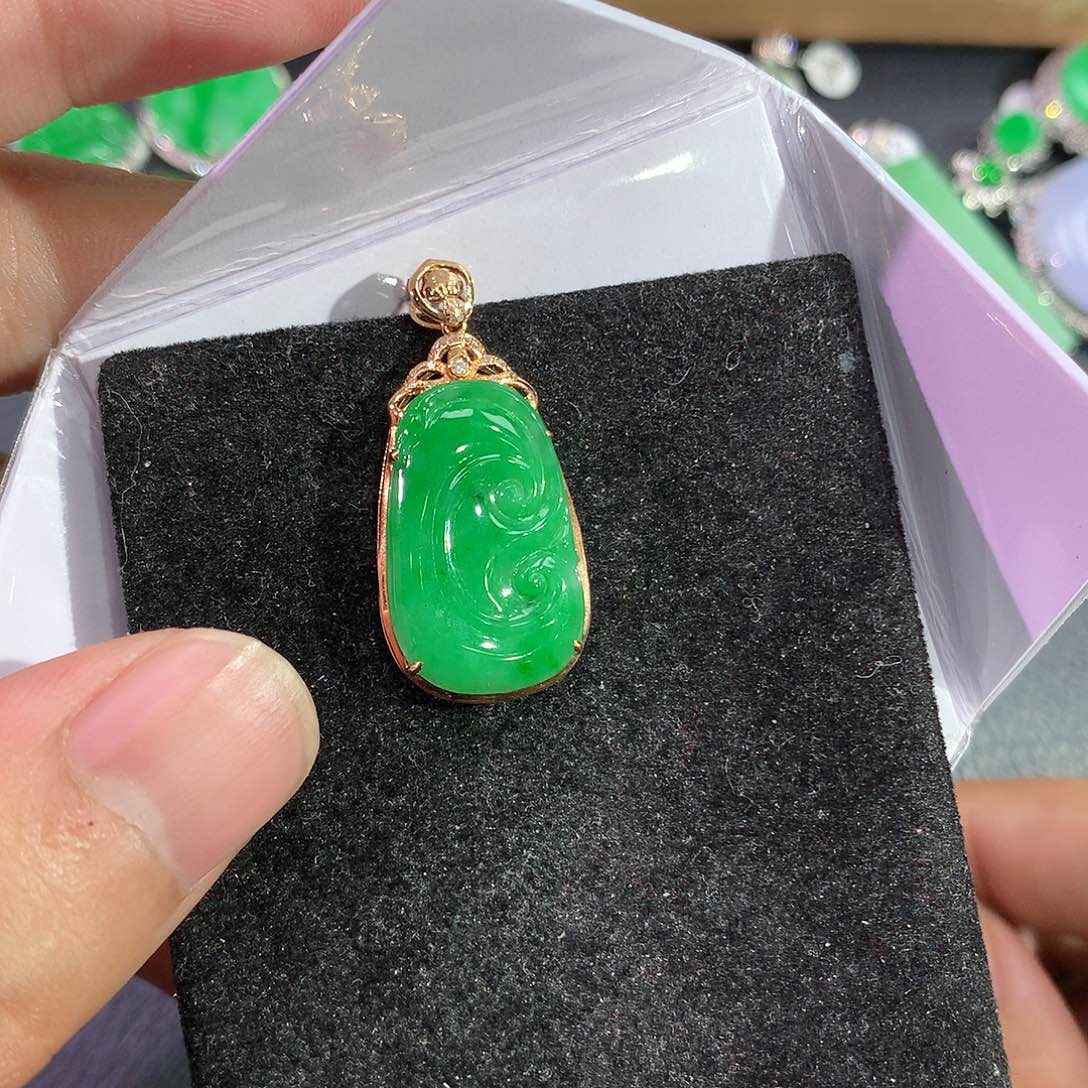翡翠吊坠(赠链)18K金镶嵌