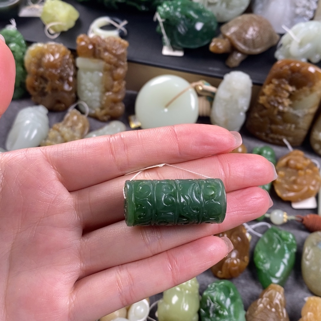 子***和田玉未镶嵌颈饰