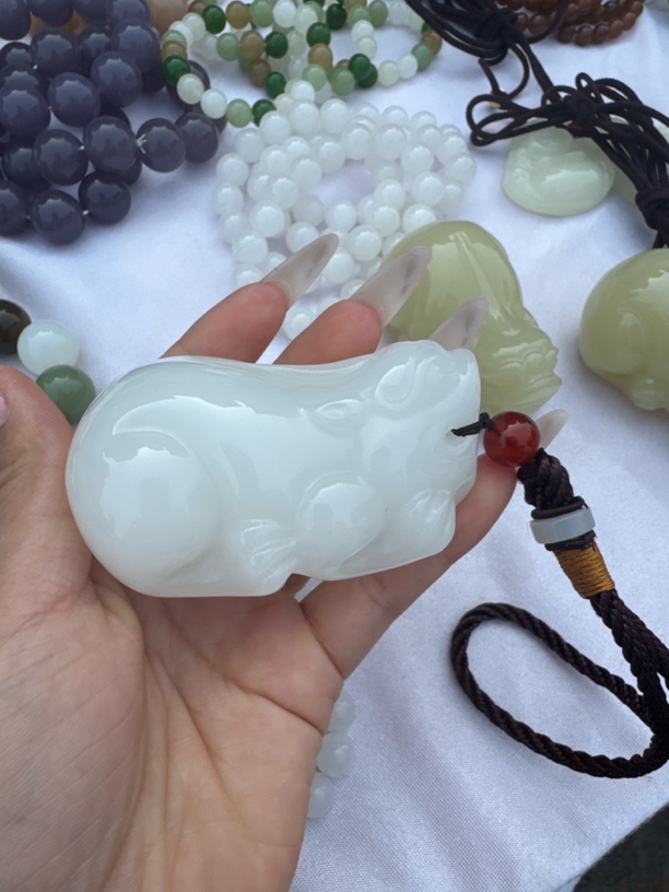 高端精品貔貅手把件 白