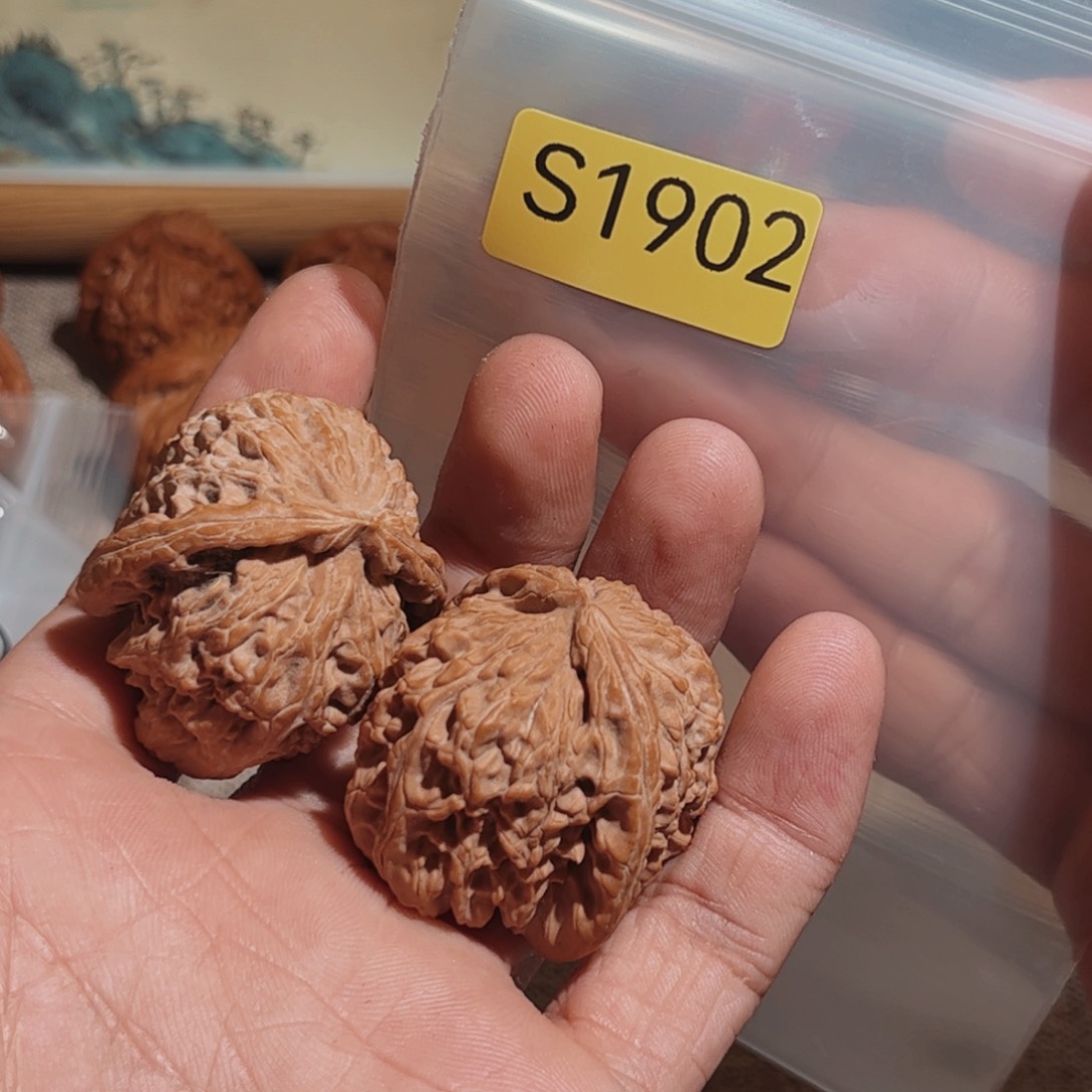 文玩核桃吊坠三角白