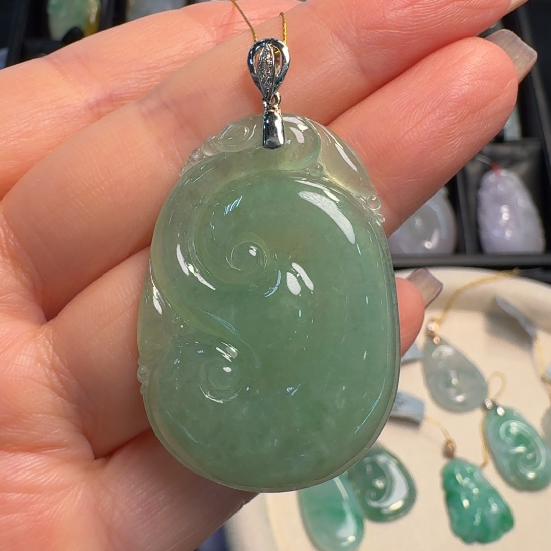 翡翠18K金镶嵌颈饰如意