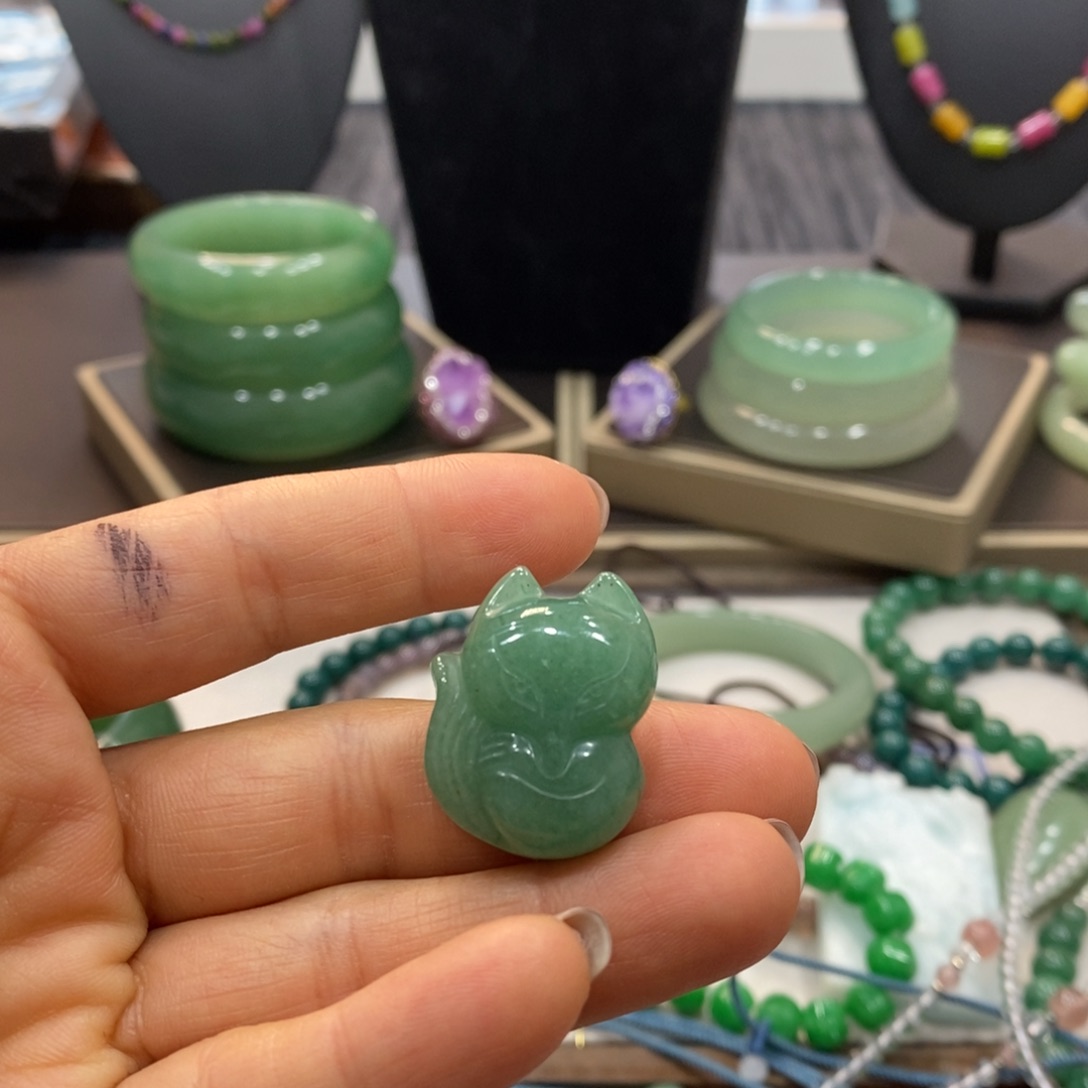 小***郭东陵石未镶嵌颈饰