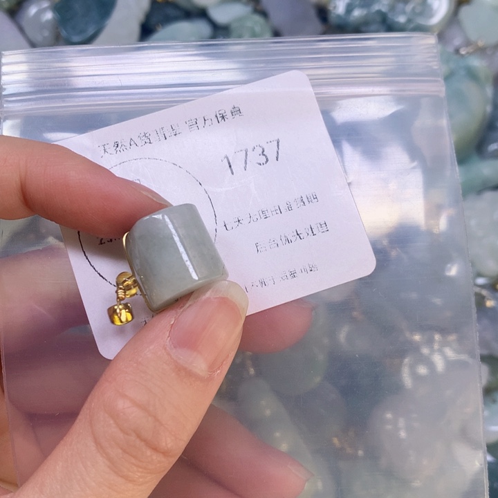 翡翠颈饰9K金镶嵌翡翠