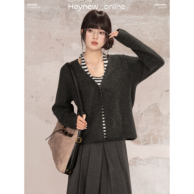 【HEYNEW黑妞】灰色条纹挂脖假两件套头毛衣女装冬辣妹上衣5D539