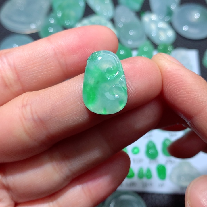 翡翠颈饰未镶嵌天然翡翠如意