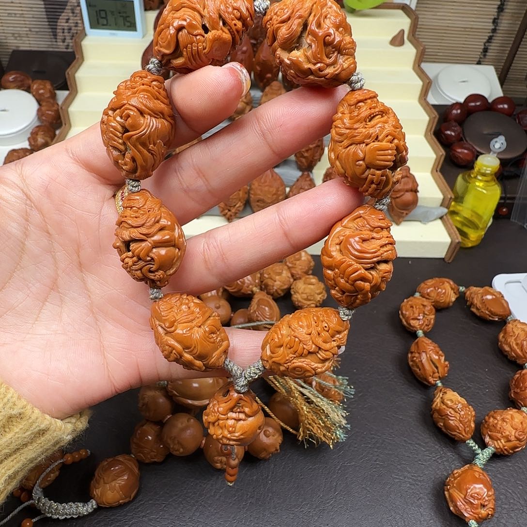 吊坠橄榄核钟馗纳福镂空雕刻