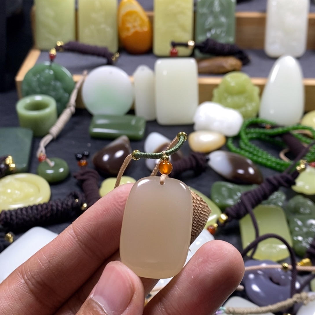 和田玉（青白玉）未镶嵌吊坠(赠链)