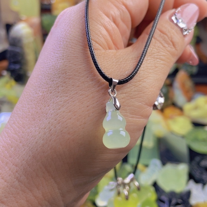 蛇纹石玉颈饰合金