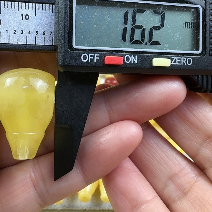 大***甜蜜蜡未镶嵌裸石22杂