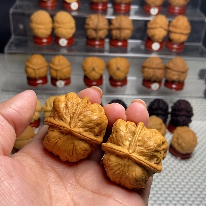 文玩核桃把件金尊三棱22