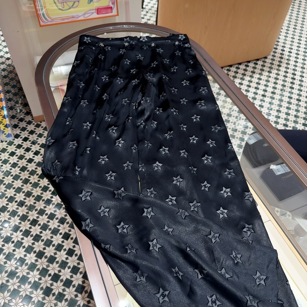 99新 Chanel/香奈儿 24新款黑色满印logo真丝长裤，fr36