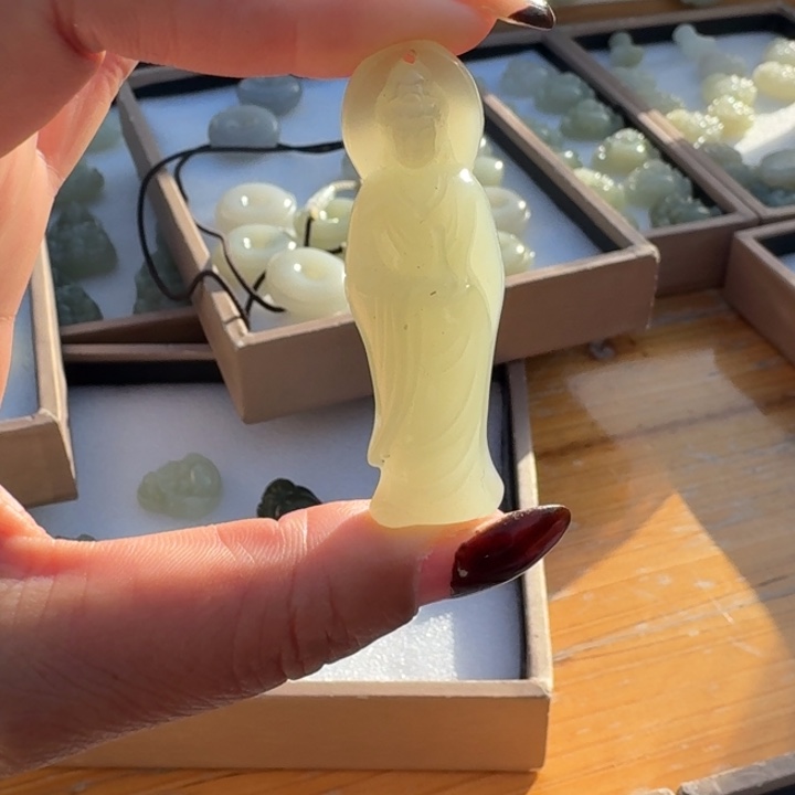 和田玉未镶嵌颈饰菲