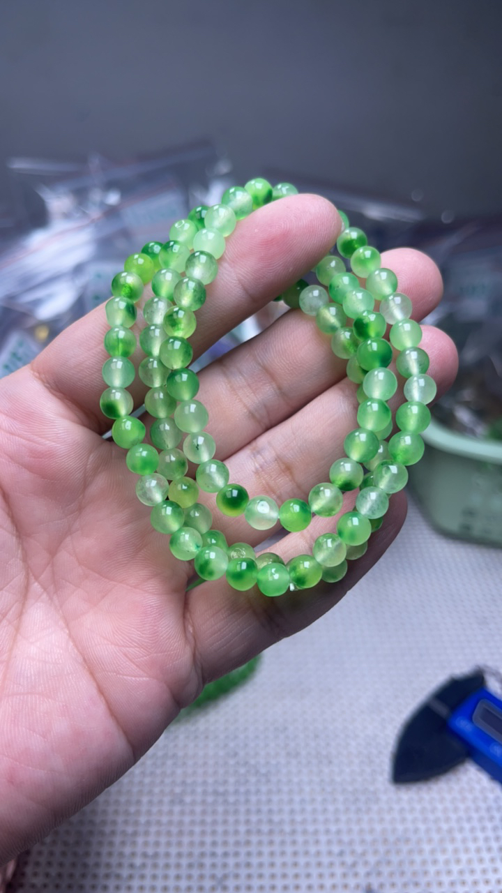 B 698  6 冰飘绿三圈手串