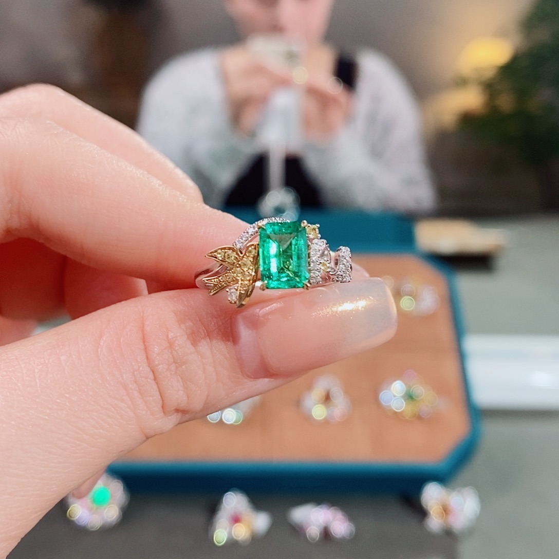 祖母绿戒指18K金镶嵌1.03ct