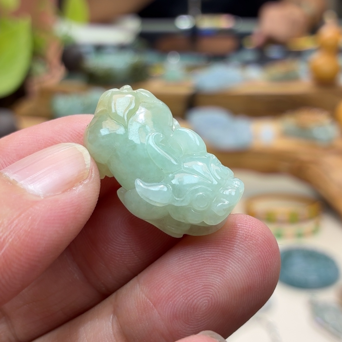 翡翠未镶嵌颈饰貔貅