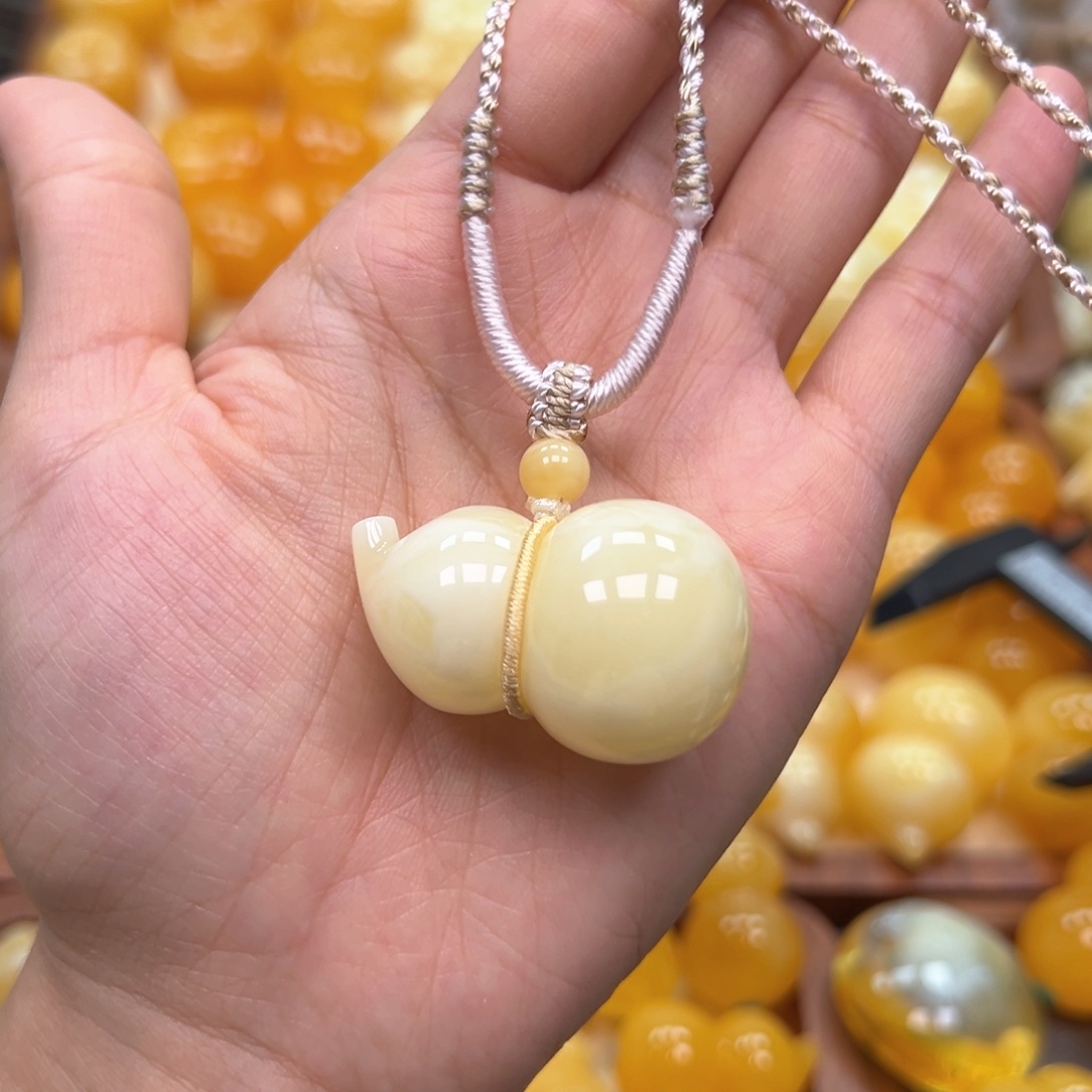 琥珀未镶嵌颈饰蜜蜡