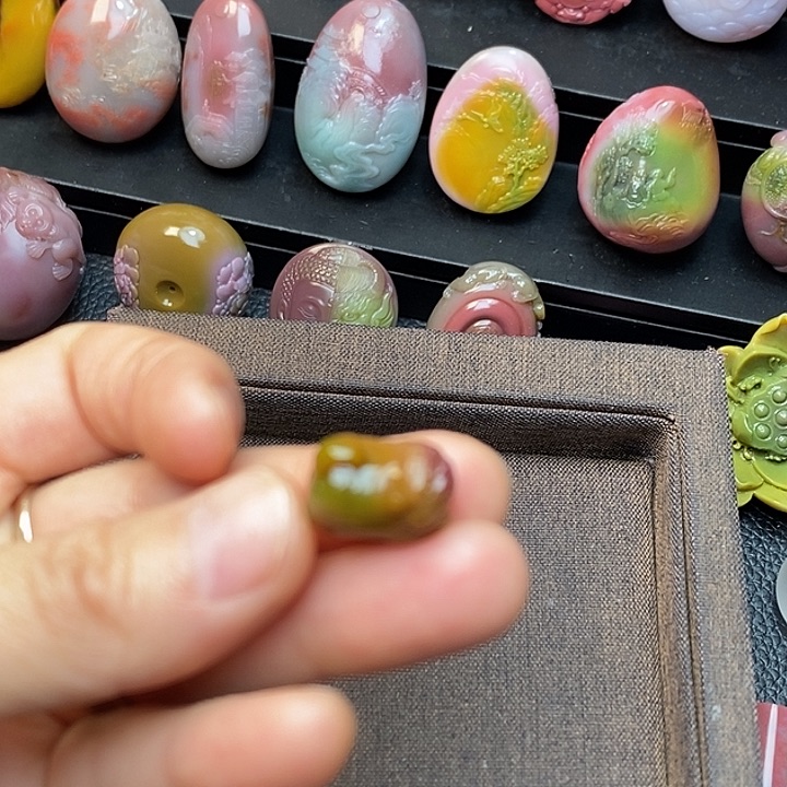 未镶嵌颈饰玛瑙/玉髓小**?盐源原矿无优化小老虎
