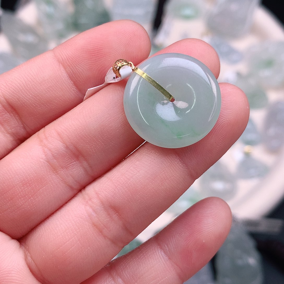 翡翠颈饰18K金镶嵌飘绿扣21*4
