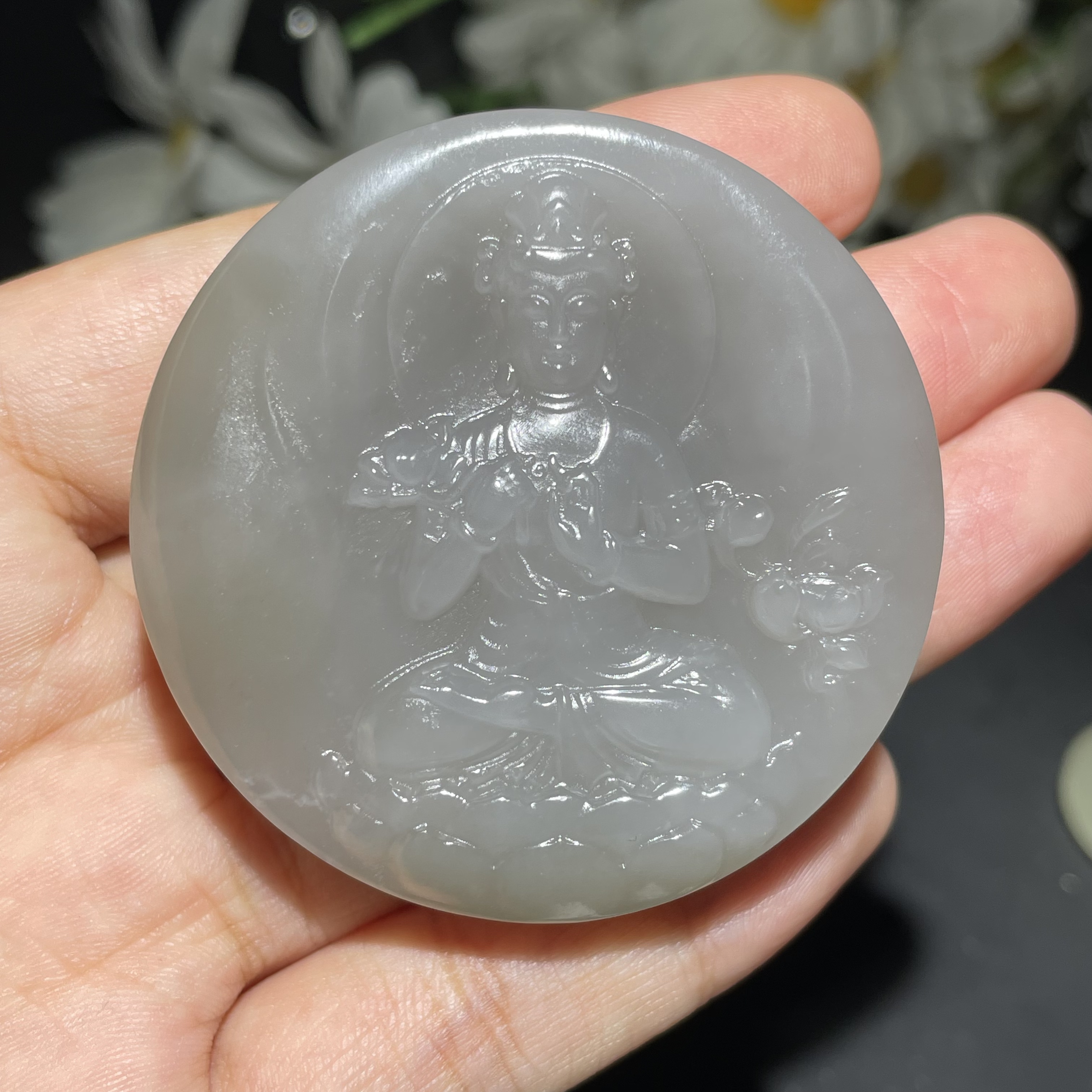 天然和田玉烟紫圆牌坐莲观音挂件63克50-12.2毫米