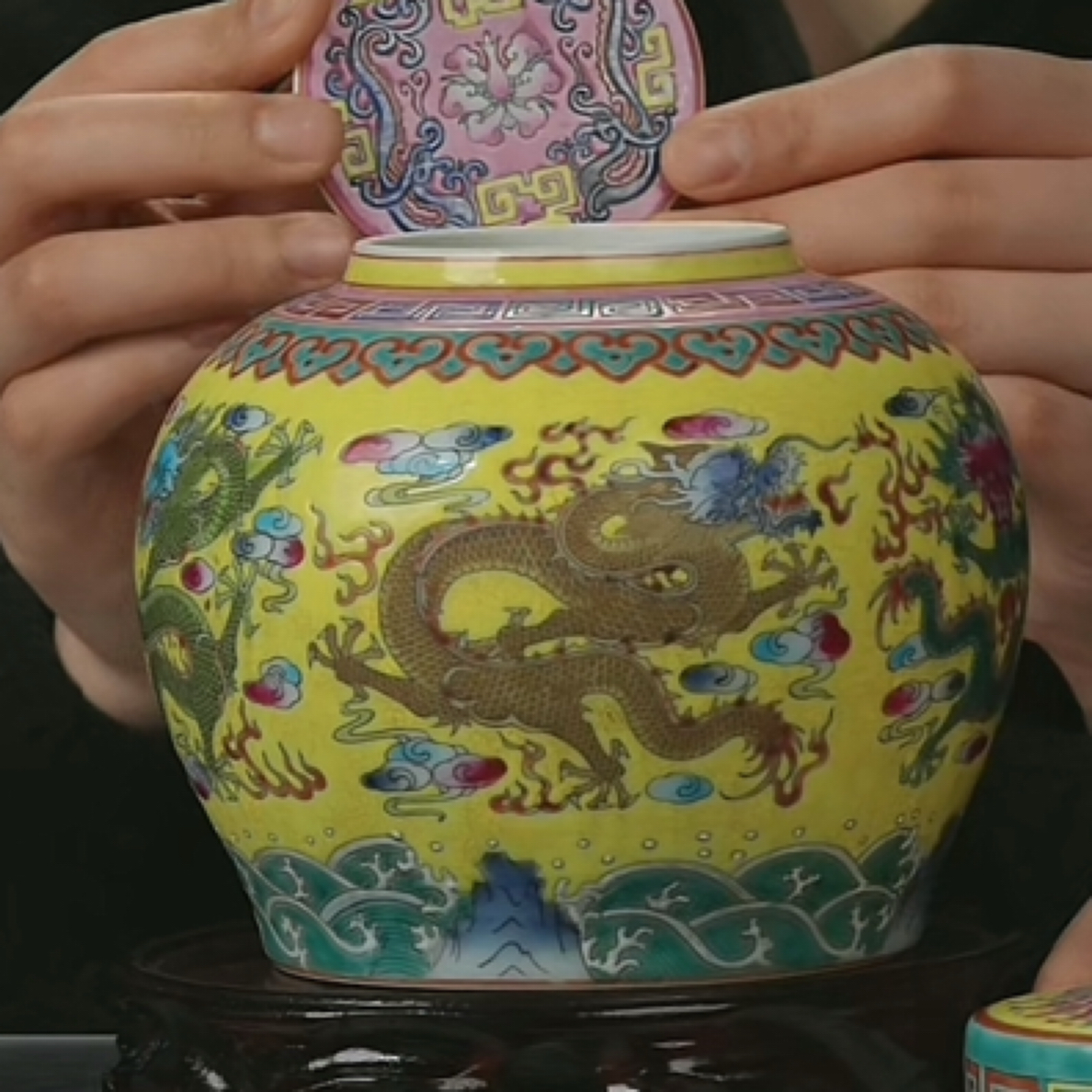 M黄釉地粉彩龙纹盖罐