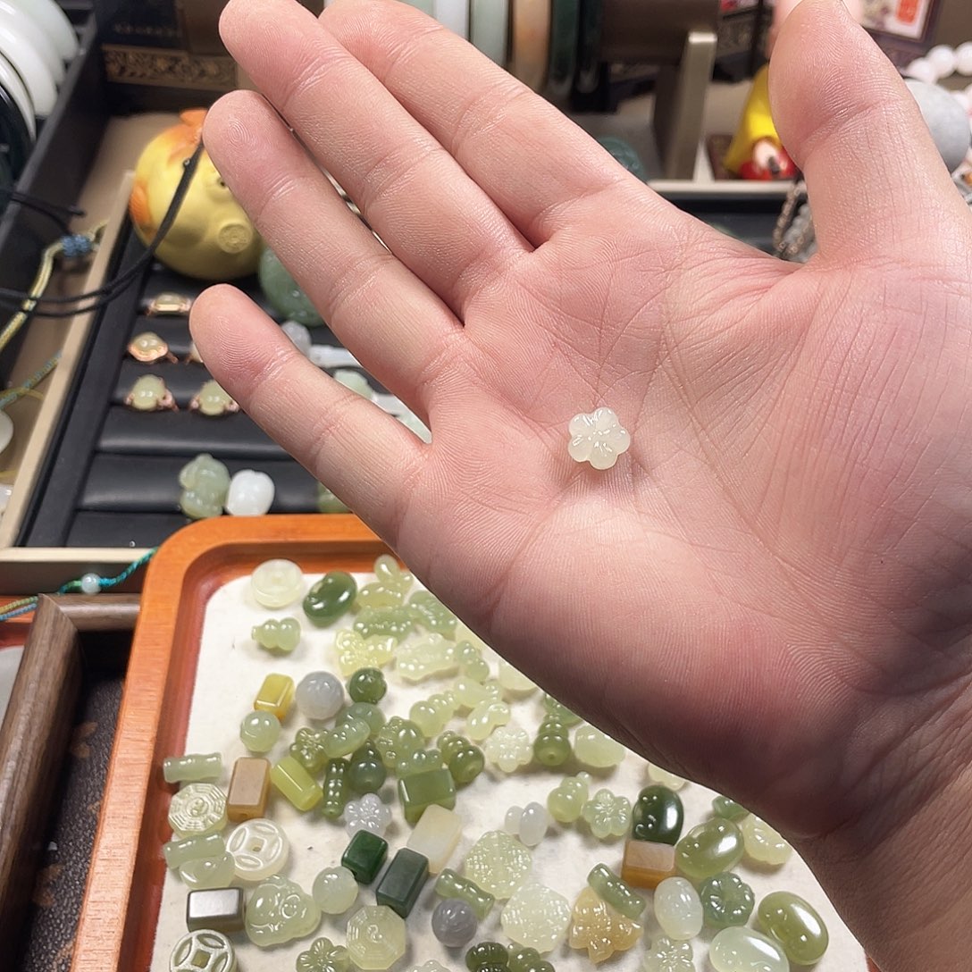 梨****和田玉未镶嵌手镯