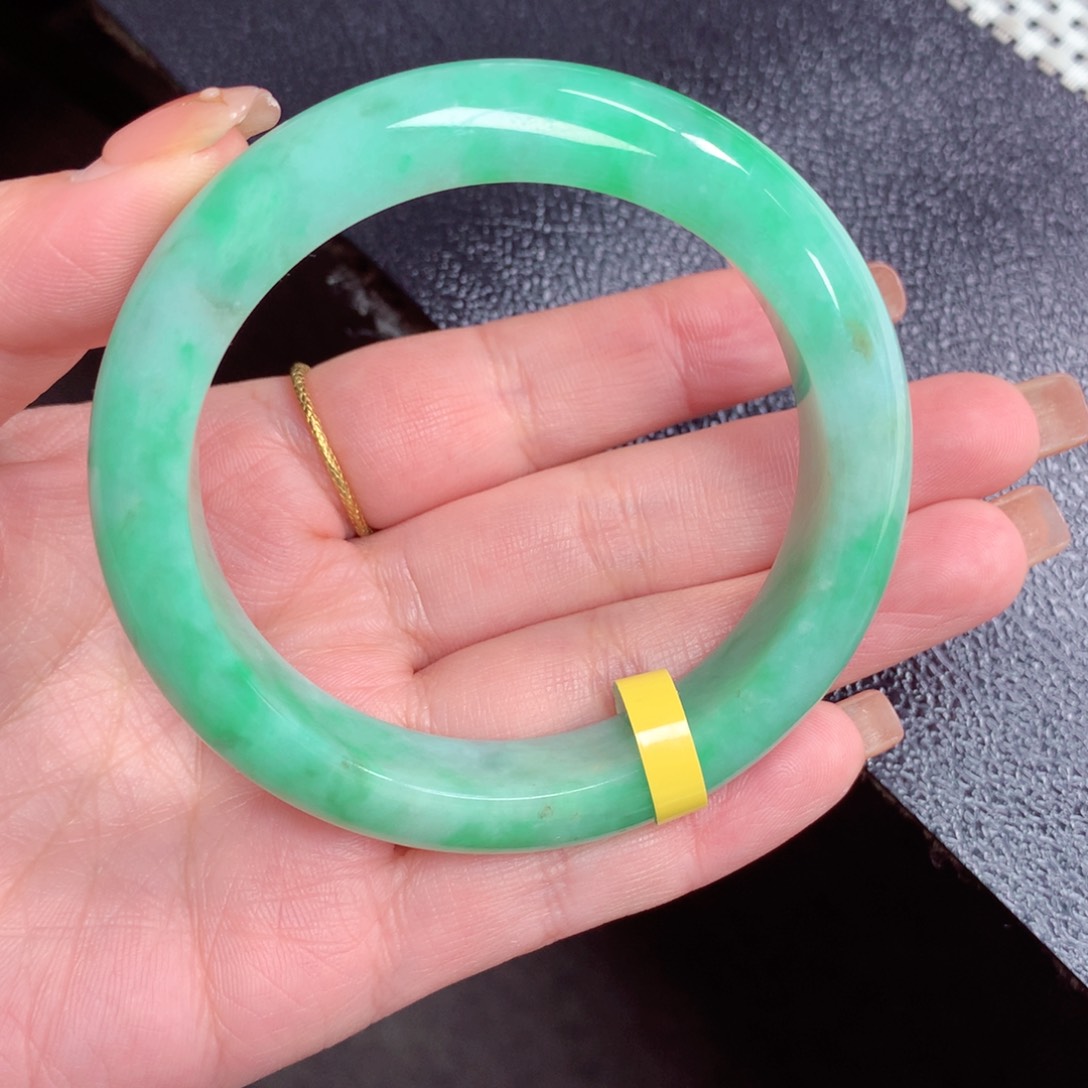 翡翠手镯未镶嵌翡翠