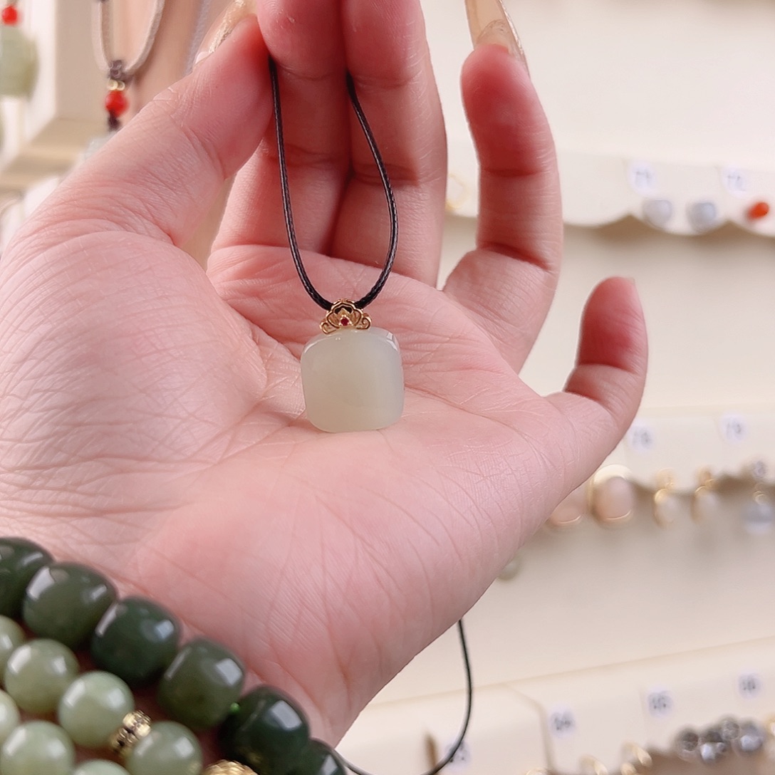 和田玉吊坠(不含链)未镶嵌白*女