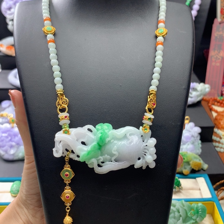 翡翠颈饰未镶嵌翡翠人参