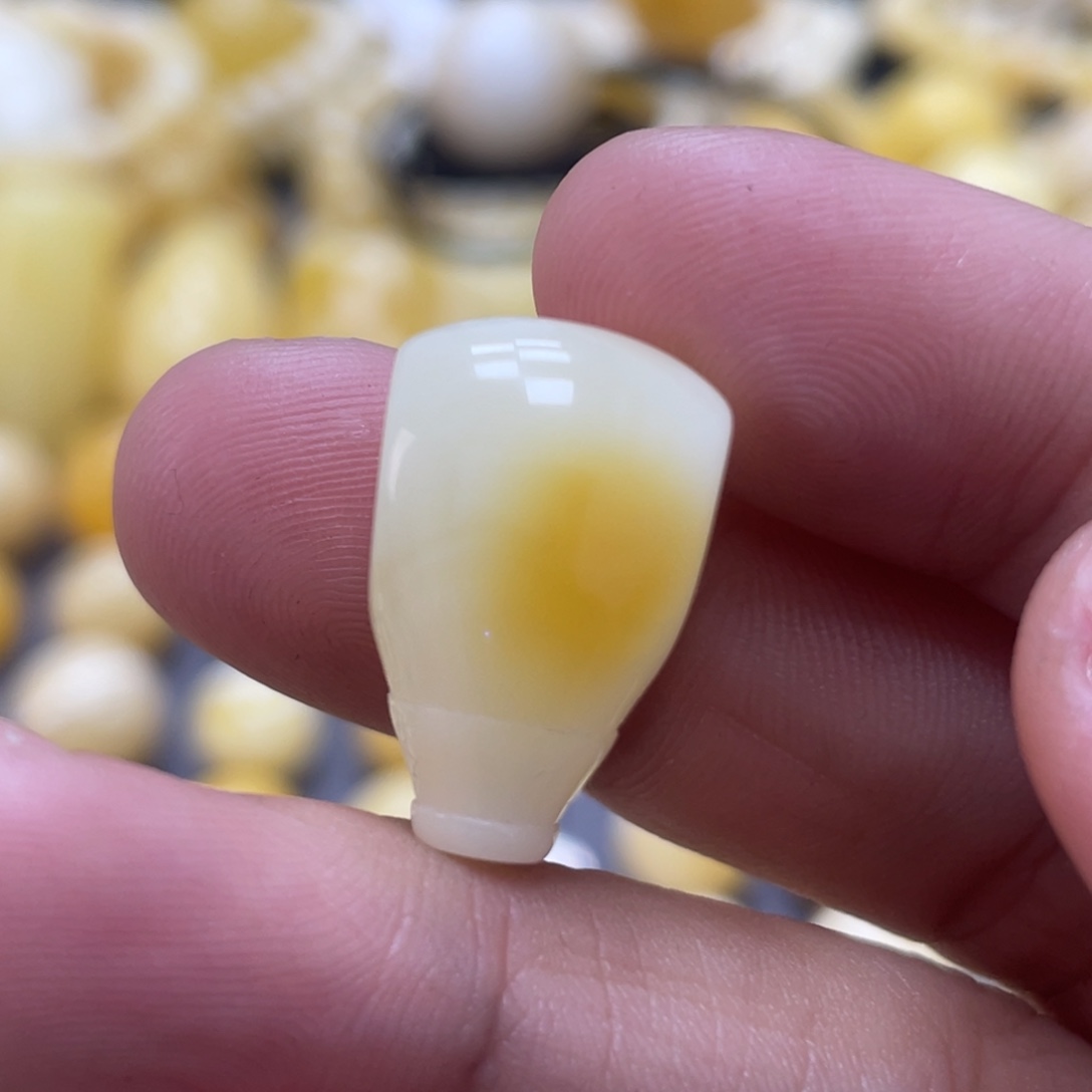 劉***在蜜蜡未镶嵌裸石12.9*12*20.5mm
